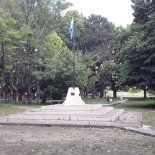 La tranquilidad agreste de la plaza invita a pasar un lindo día de campo. La tranquilidad agreste de la plaza invita a pasar un lindo día de campo.