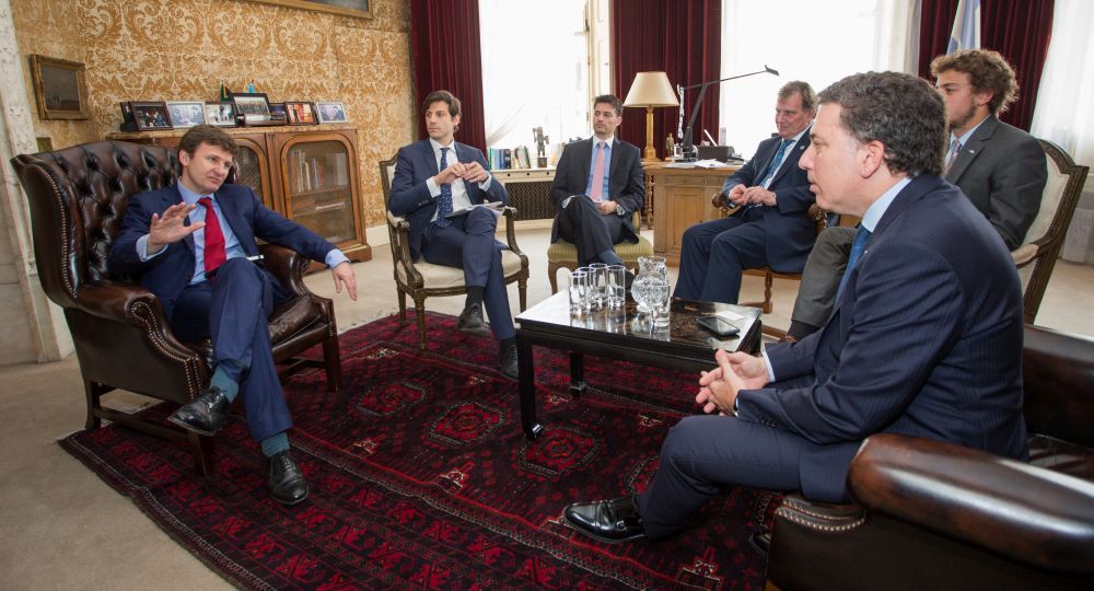 El Ministro de Hacienda en una reunión de trabajo junto a Robin Duggan, director General de Riverstone Energy.