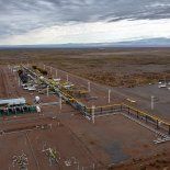 Vaca Muerta. La nueva planta de procesamiento de petróleo y gas de Shell actualmente opera cerca del 50% de su capacidad, con unos 8.000 barriles diarios y 1,2 millones de metros cúbicos de gas. Vaca Muerta. La nueva planta de procesamiento de petróleo y gas de Shell actualmente opera cerca del 50% de su capacidad, con unos 8.000 barriles diarios y 1,2 millones de metros cúbicos de gas.