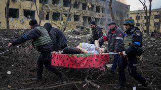 La imagen emblema del brutal bombardeo de Rusia contra un hospital pediátrico y maternidad en Mariúpol.