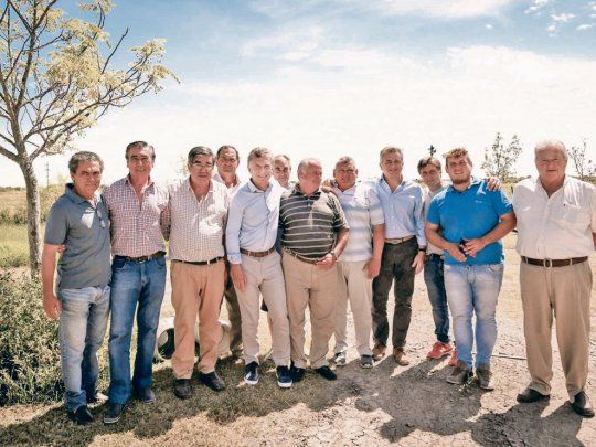 reunión. Macri junto a Etchevhere mantuvieron un encuentro cordial con productores santafesinos y prometieron medidas para el sector.