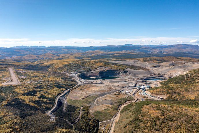 La adquisición de la histórica mina Minto por parte de la Primera Nación Selkirk marcó un hito en la minería canadiense: por primera vez, una empresa de propiedad mayoritariamente indígena asumió el control de una operación minera establecida, consolidando un modelo que busca combinar desarrollo de recursos, autonomía económica y participación directa de las comunidades originarias.