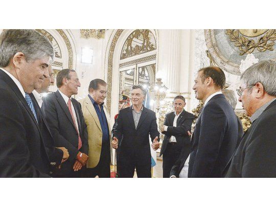 Acto. El titular de YPF, Miguel Gutiérrez; el gremialista Guillermo Pereyra y el gobernador Omar Gutiérrez, entre otros, con Macri en el Salón Blanco.