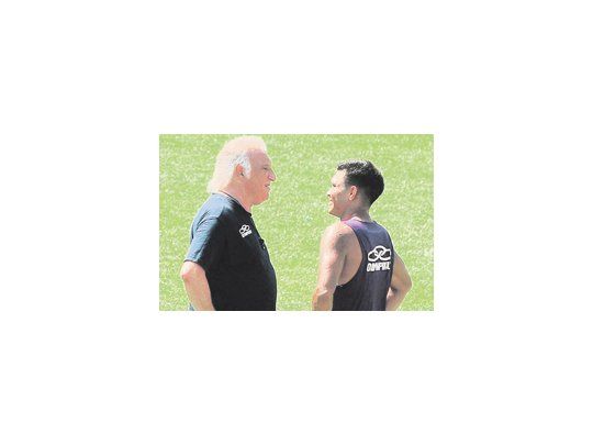 Alfio Basile charlando con Teo Gutiérrez: «Es un fenómeno, pero no tiene que ser tan provocador», dijo el técnico.