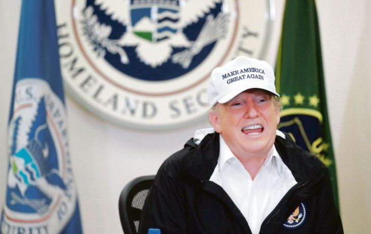EN LA FRONTERA. El presidente Donald Trump visitó ayer la frontera sur en la ciudad de McAllen, Texas. Simplemente van adonde no hay seguridad y ni siquiera puede conocerse la diferencia entre México y Estados Unidos, dijo en una reunión con oficiales de patrulla fronteriza. Si tuviéramos una barrera de cualquier tipo, poderosa, ya sea de acero o de concreto... los detendríamos, insistió.