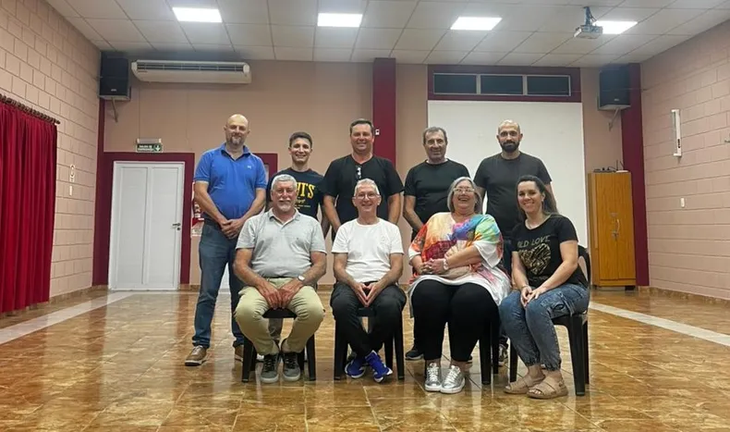 Los seis intendentes cordobeses, junto a funcionarios, que firmaron el pase desde la UCR a LLA. Los seis intendentes cordobeses, junto a funcionarios, que firmaron el pase desde la UCR a LLA.