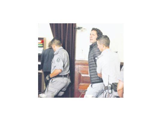 El culpable se retiró de la sala llorando, mientras sus amigos clamaban por su inocencia. Para la fiscal no hay dudas de que mató a su propia madre por cuestiones económicas.