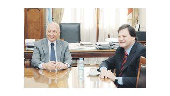 Antonio Bonfatti y Ricardo Spinozzi se reunieron ayer en la Casa de Gobierno santafesina para avanzar en la búsqueda de consenso para fijar la fecha de elecciones locales.