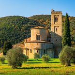 Abadía de San Antimo en Montalcino, Campiña Toscana, Italia. Abadía de San Antimo en Montalcino, Campiña Toscana, Italia.