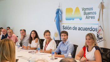 La ministra de Educaci&oacute;n porte&ntilde;a, Soledad Acu&ntilde;a, al frente de la primera cita este jueves con los 16 gremios docentes locales. Fue de corte laboral, pero algunos dirigentes anticiparon que pedir&aacute;n un gatillo mensual.