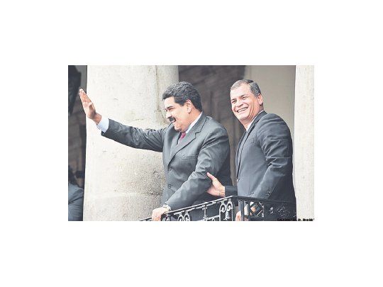Los presidentes de Venezuela y Ecuador, Nicolás Maduro y Rafael  Correa, respectivamente, saludan en Quito  antes de iniciar las conversaciones auspiciadas por la Unasur.