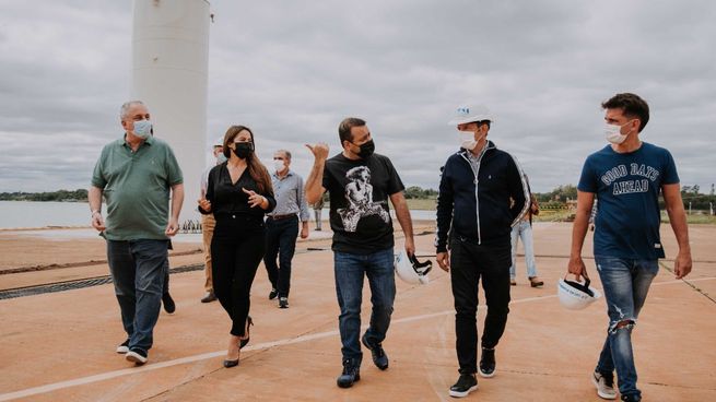 El gobernador Oscar Herrera Ahuad, durante una recorrida por el puerto de Posadas.