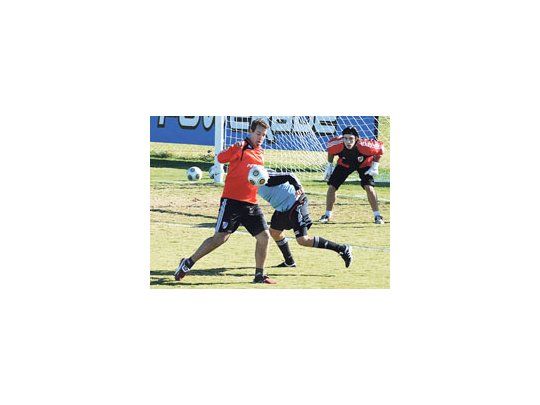 Cristian Fabbiani entrena esperando una nueva oportunidad. El delantero perdió la titularidad, aunque siempre ingresa en los últimos minutos.