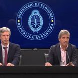 El presidente del BCRA, Santiago Bausili, junto al ministro de Economía, Luis Caputo. El presidente del BCRA, Santiago Bausili, junto al ministro de Economía, Luis Caputo.