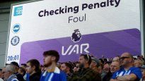 clubes de la premier league votaron a favor de mantener el var, pero exigieron mejoras