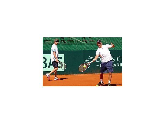 Nalbandian practica su drive, bajo la atenta mirada de Jaite (Foto: Prensa AAT).