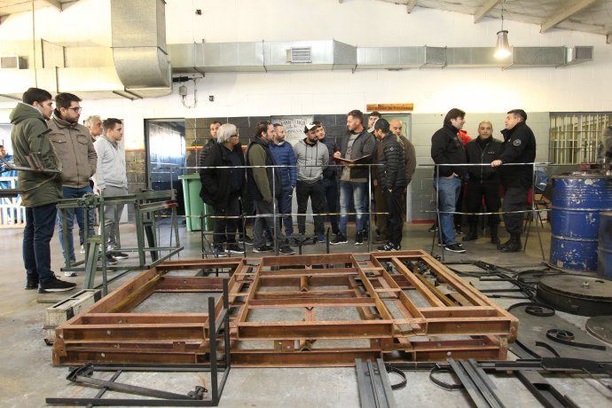 Los empresarios pymes escuchan la explicación sobre el funcionamiento del taller de herrería.