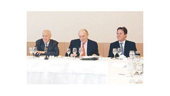 ámbito.com | Roberto Lavagna, Alberto Alvarez Gaiani -presidente de COPAL- y el secretario de Industria, Miguel Peirano, en el almuerzo que los reunió. Hubo más reclamos que anuncios.