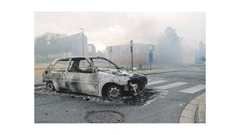Un auto yace calcinado como muestra de la noche de furia que vivió Amiens, una ciudad de más de 130.000 habitantes. No hubo detenidos.