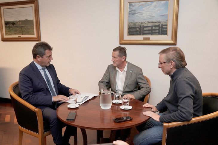 The Minister of Economy Sergio Massa, the President of CONINAGRO, Elbio Laucirica and the Secretary of Agriculture, Livestock and Fisheries, Juan José Bahillo. The Minister of Economy Sergio Massa, the President of CONINAGRO, Elbio Laucirica and the Secretary of Agriculture, Livestock and Fisheries, Juan José Bahillo.