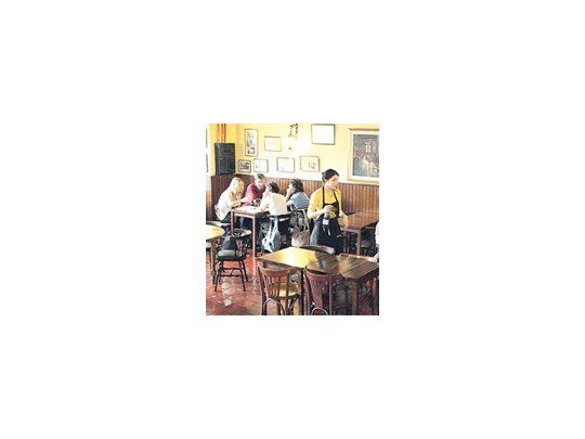 En algunos barrios la caída de la actividad gastronómica llega al 40%, y no la salvan ni fechas clave como el Día de la Madre o el Día del Amigo.