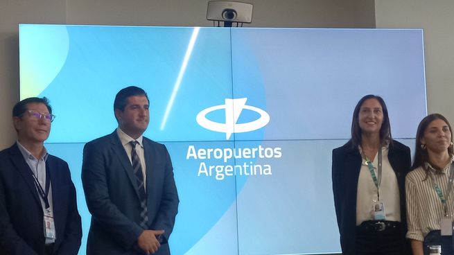 Daniel Ketchibachian (en el centro de la foto), CEO de la ex Aeropuertos Argentina 2000 (ahora Aeropuertos Argentina) presentando la nueva imagen de la empresa.