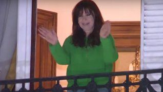 Cristina Kirchner volvió a salir al balcón de su casa para saludar a la militancia. 