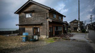 Una casa en la aldea pesquera de Akasaki, oeste de Japón, el 6 de enero de 2024, cinco días después del terremoto