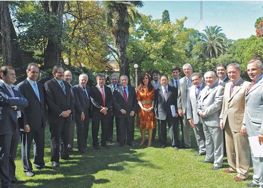 La presidente Cristina de Kirchner, junto a los gobernadores en la quinta de Olivos. El juego con quienes detentan el poder territorial en el país ha sido siempre crucial en la construcción