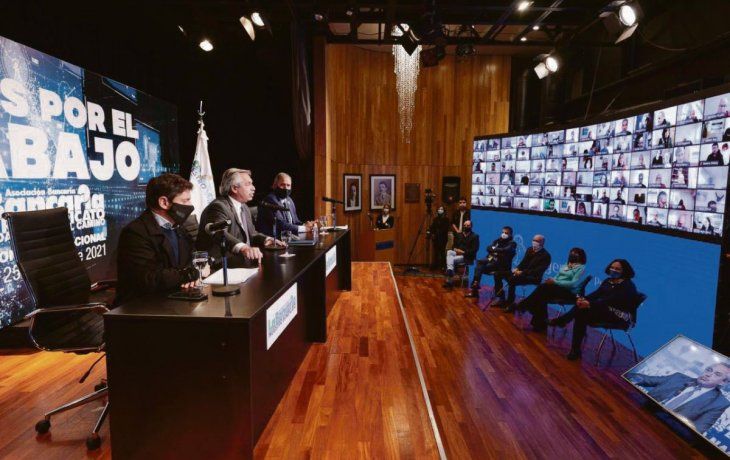 Anuncio. Alberto Fernández junto a Axel Kicillof y Sergio Palazzo en la apertura del Congreso de la Asociación Bancaria.&nbsp;