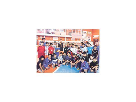 Daniel Scioli dejó de lado ayer las roscas peronistas y se dedicó al fútbol en Villa La Ñata. Enfrentó a All Boys. Se fotografió con chicos que se inscribieron para una “prueba” de ingreso de las inferiores de su club.