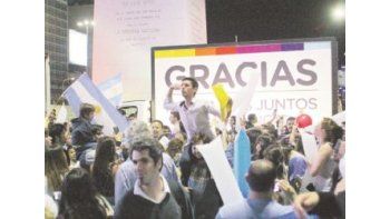Centenares de militantes de Cambiemos se agolparon en el Obelisco porteño anoche para festejar el triunfo de Mauricio Macri en el balotaje.