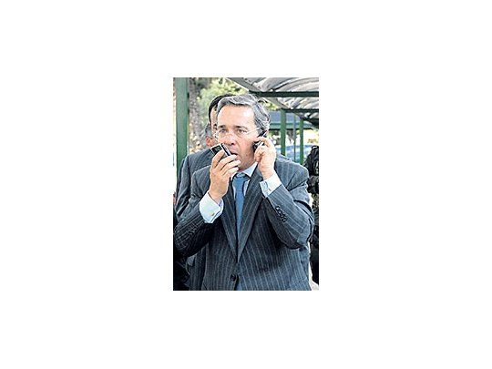 ElpresidenteAlvaro Uribefue informadoporteléfono deléxito delEjércitocolombiano.