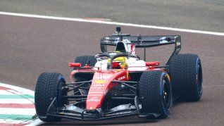 Papelón de Ferrari: tuvo una accidentada presentación y se le quedó el auto a Hamilton Papelón de Ferrari: tuvo una accidentada presentación y se le quedó el auto a Hamilton