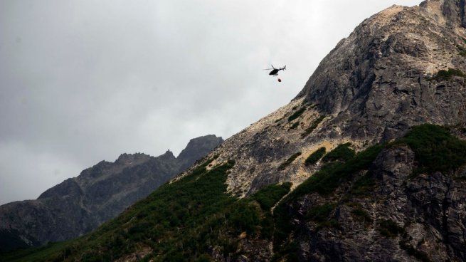 Combaten un incendio forestal en el Parque Nacional Nahuel Huapi de Bariloche.