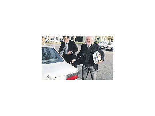 Juan Carlos Blumberg tildó ayer de mentiroso a José el Negro Díaz después de escuchar la declaración en la audiencia. El tenía el arma con la que mataron a Axel, dijo el ingeniero.