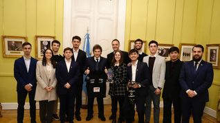 Javier Milei y Manuel Adorni junto a los alumnos del ITBA campeones del Mundial de la Ciencia.
