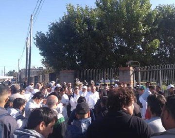 Trabajadores del Frigorífico Penta  protestan por el despido de 250 compañeros.      