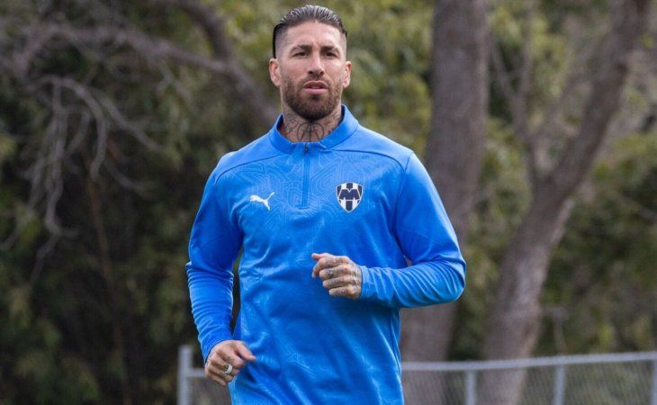 El central español Sergio Ramos realiza la peculiar técnica del Grounding tras cada uno de sus entrenamientos con los Rayados de Monterrey.