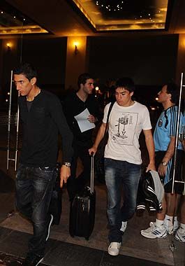 Nicolás Gaitán, Di María y Gonzalo Higuaín son recibidos en el lobby del hotel.