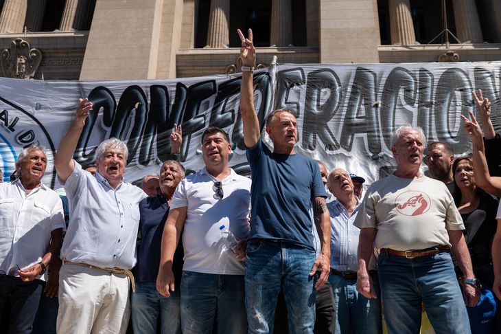 El secretario general de la CGT, Jorge Sola explicó que el encuentro buscará poner en discusión la situación que atraviesan actualmente la producción nacional, el empleo y la industria. El secretario general de la CGT, Jorge Sola explicó que el encuentro buscará poner en discusión la situación que atraviesan actualmente la producción nacional, el empleo y la industria.