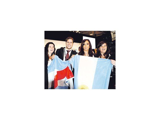 Cristina de Kirchner festejó ayer los goles de la Selección con la Bandera argentina a cuestas y abrazada a otros hinchas argentinos.