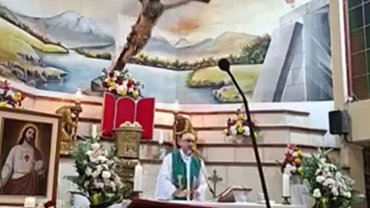 Conmoción en Ecuador: horror por un sacerdote que murió aplastado por una cruz gigante durante una misa