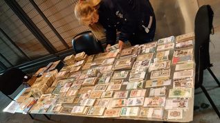 Numerosos billetes y monedas de valor histórico.