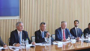 Mario Grinman junto a Mathias Cormann y autoridades de la CAC. Mario Grinman junto a Mathias Cormann y autoridades de la CAC.