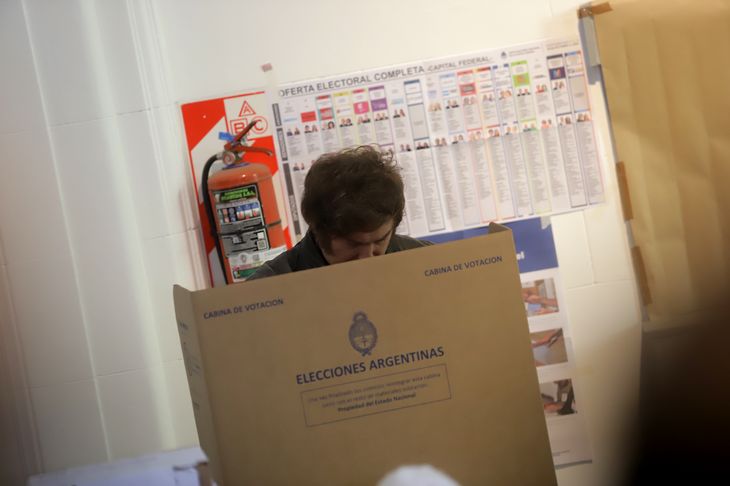 Milei vota en el estreno de la Boleta Única de Papel, sancionada durante su gestión. Milei vota en el estreno de la Boleta Única de Papel, sancionada durante su gestión.