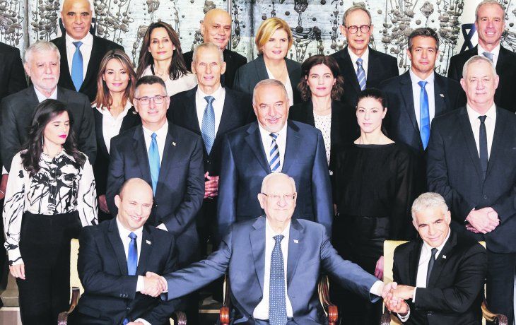 SOCIEDAD. El presidente saliente de Israel, Reuven Rivlin, que finaliza su mandato el mes que viene, recibió luego a Naftali Bennett y a Yair Lapid y el resto del gabinete en su residencia oficial de Jerusalén para la foto oficial del nuevo Gobierno.