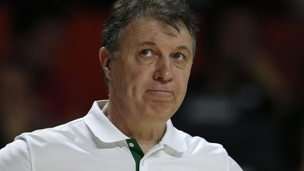 A basketball legend, Rubén Magnano, Olympic champion coach, retires