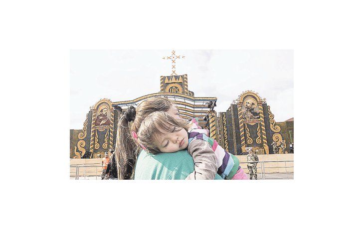 ámbito.com | El Retablo, el altar de estilo barroco realizado especialmente para la misa en Ñu Guazú, está hecho con 200.000 cocos, 40.000 espigas de maíz y 1.000 calabazas y zapallos. Barroco con mucho color local.
