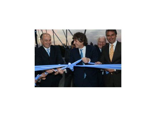 El vicepresidente a cargo del Poder Ejecutivo, Amado Boudou,junto al intendente de Villa María Eduardo Accastello y el intendente de Villa Nueva, Guillermo Cavanero, encabeza la inauguración de obras viales en Córdoba.